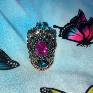 NWT costume jewelry ring. Size 7. Never worn.
